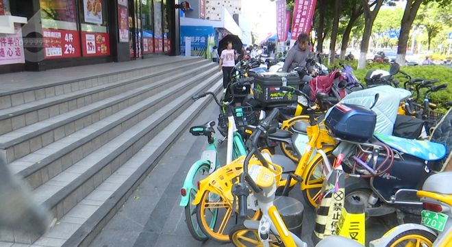 “轮椅、推车都过不去”人行道上出现“拦路虎”？多部门回应(图7)