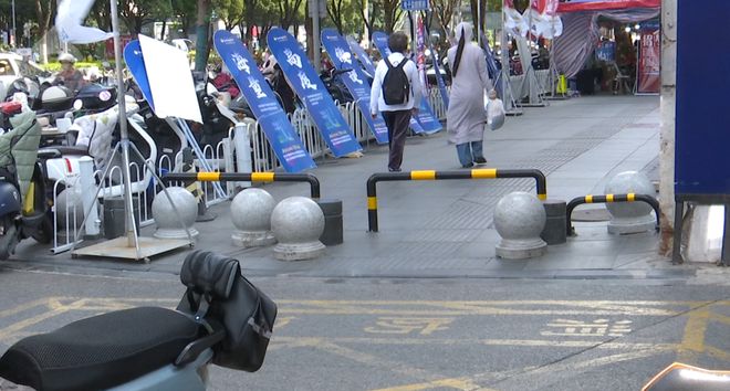 “轮椅、推车都过不去”人行道上出现“拦路虎”？多部门回应(图9)