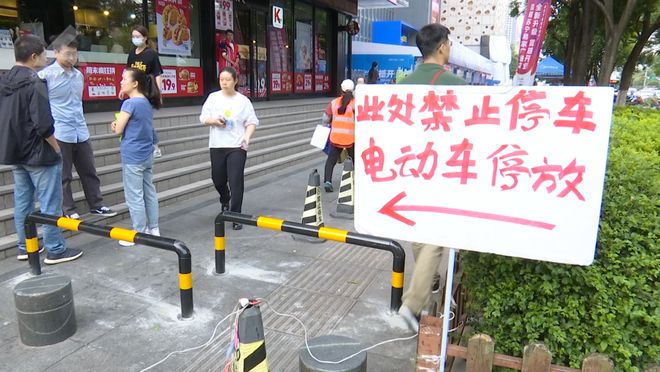 “轮椅、推车都过不去”人行道上出现“拦路虎”？多部门回应(图15)