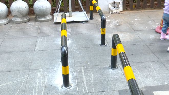 “轮椅、推车都过不去”人行道上出现“拦路虎”？多部门回应(图18)