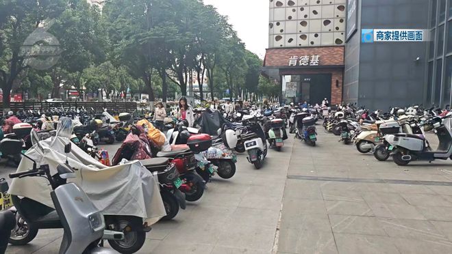 “轮椅、推车都过不去”人行道上出现“拦路虎”？多部门回应(图14)