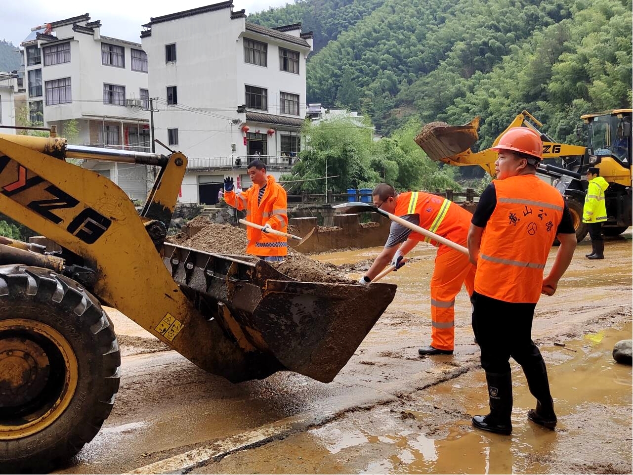 黃山市交通公路部門全力以赴筑牢“橙色堤壩