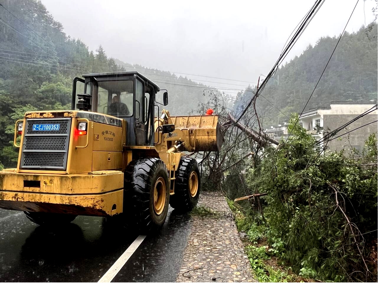 黃山市交通公路部門全力以赴筑牢“橙色堤壩”(图2)