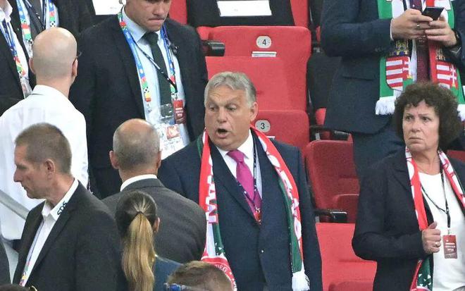 德国警方护卫欧尔班车队发生车祸