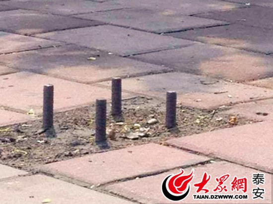 人行道上现“路障”泰安市民出行需注意