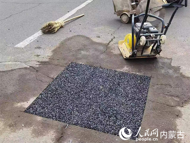 办实事加宽路障、修补路面……内蒙古网友反映的道路安全隐患消除了(图4)