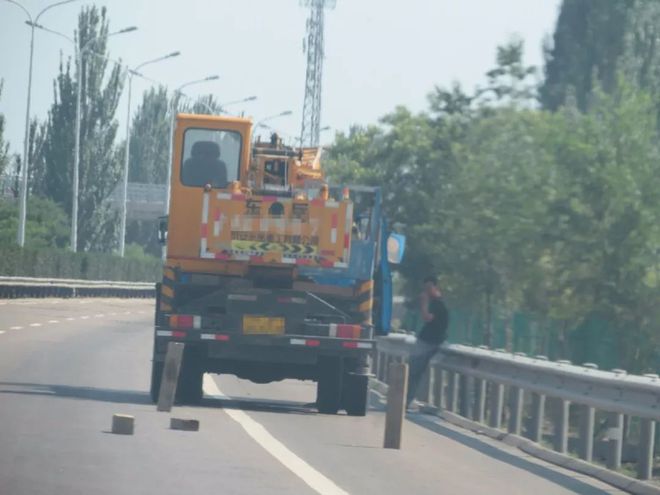 警示丨“路障”还是“警示”(图1)