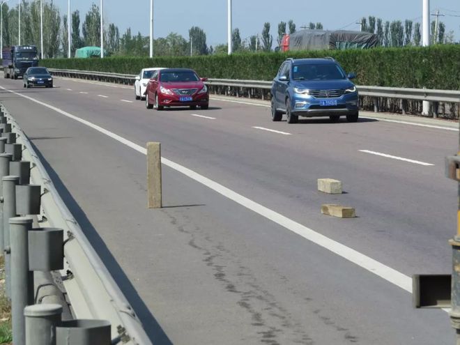 警示丨“路障”还是“警示”(图2)