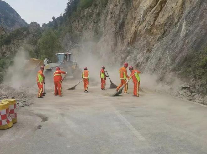 海东公路总段快速处置排险恢复道路畅通(图2)