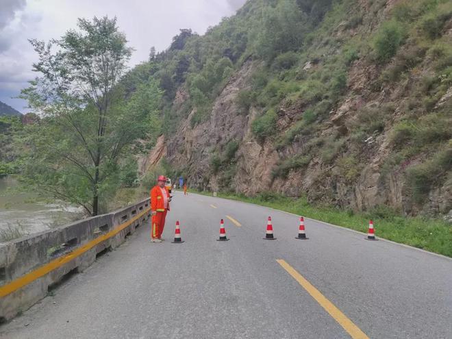 海东公路总段快速处置排险恢复道路畅通(图3)