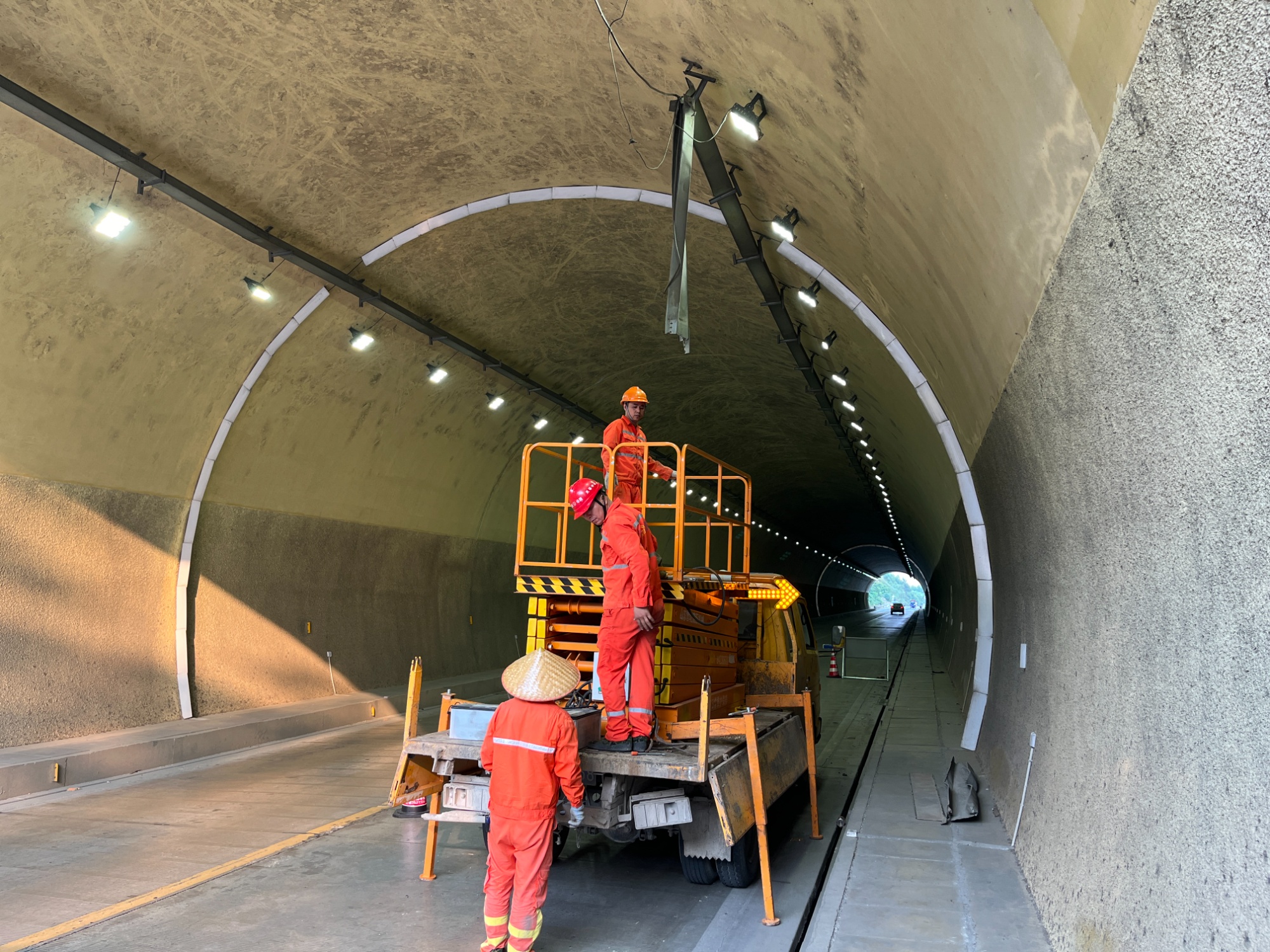 广西公路部门精养细护打造公路安全隐患整治样板(图2)