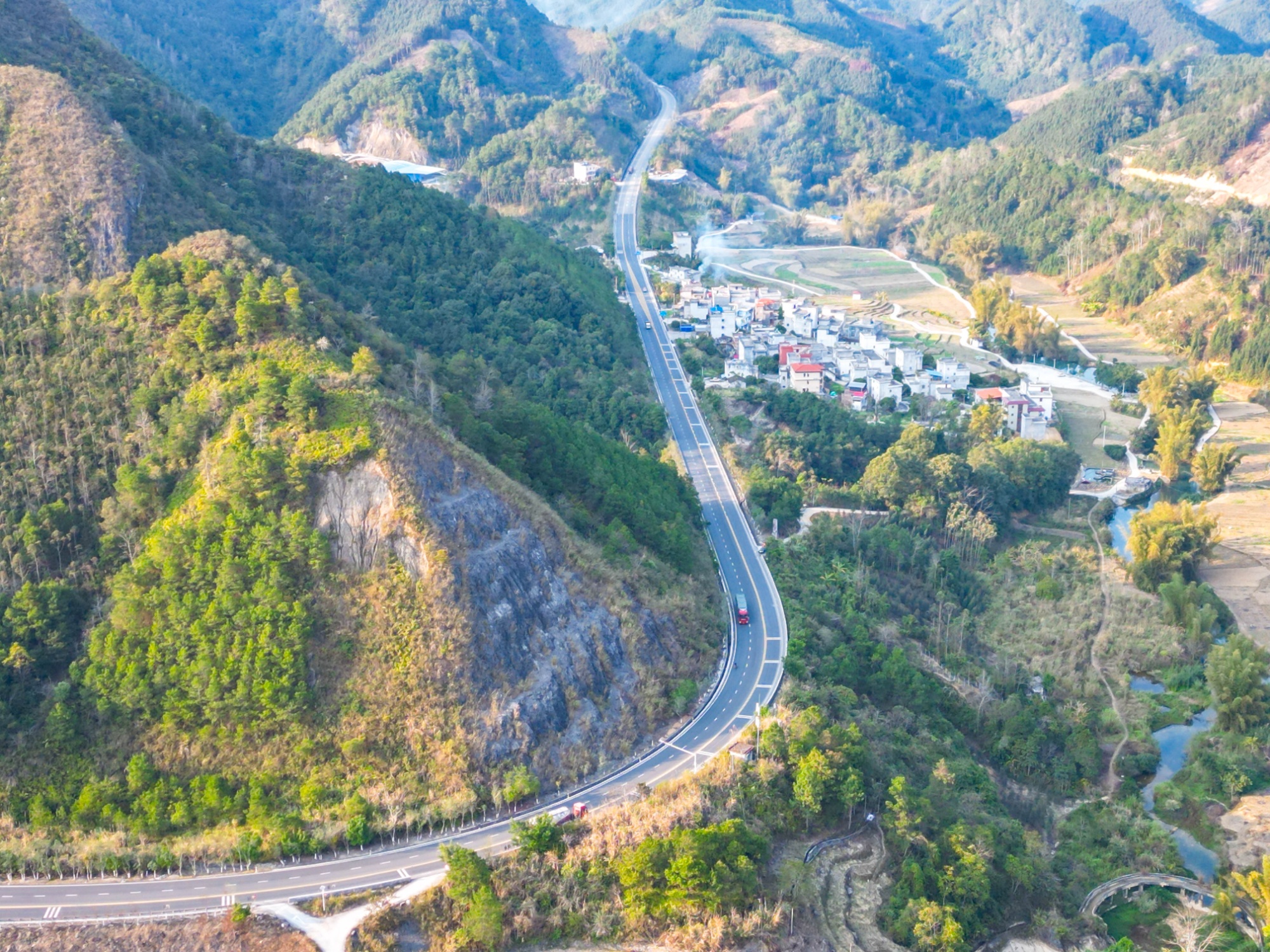 广西公路部门精养细护打造公路安全隐患整治样板(图3)