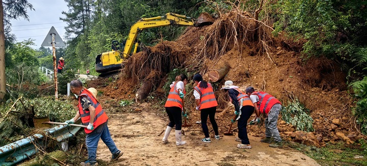 平壩區水毀公路重建工作高質量快速推進(图2)