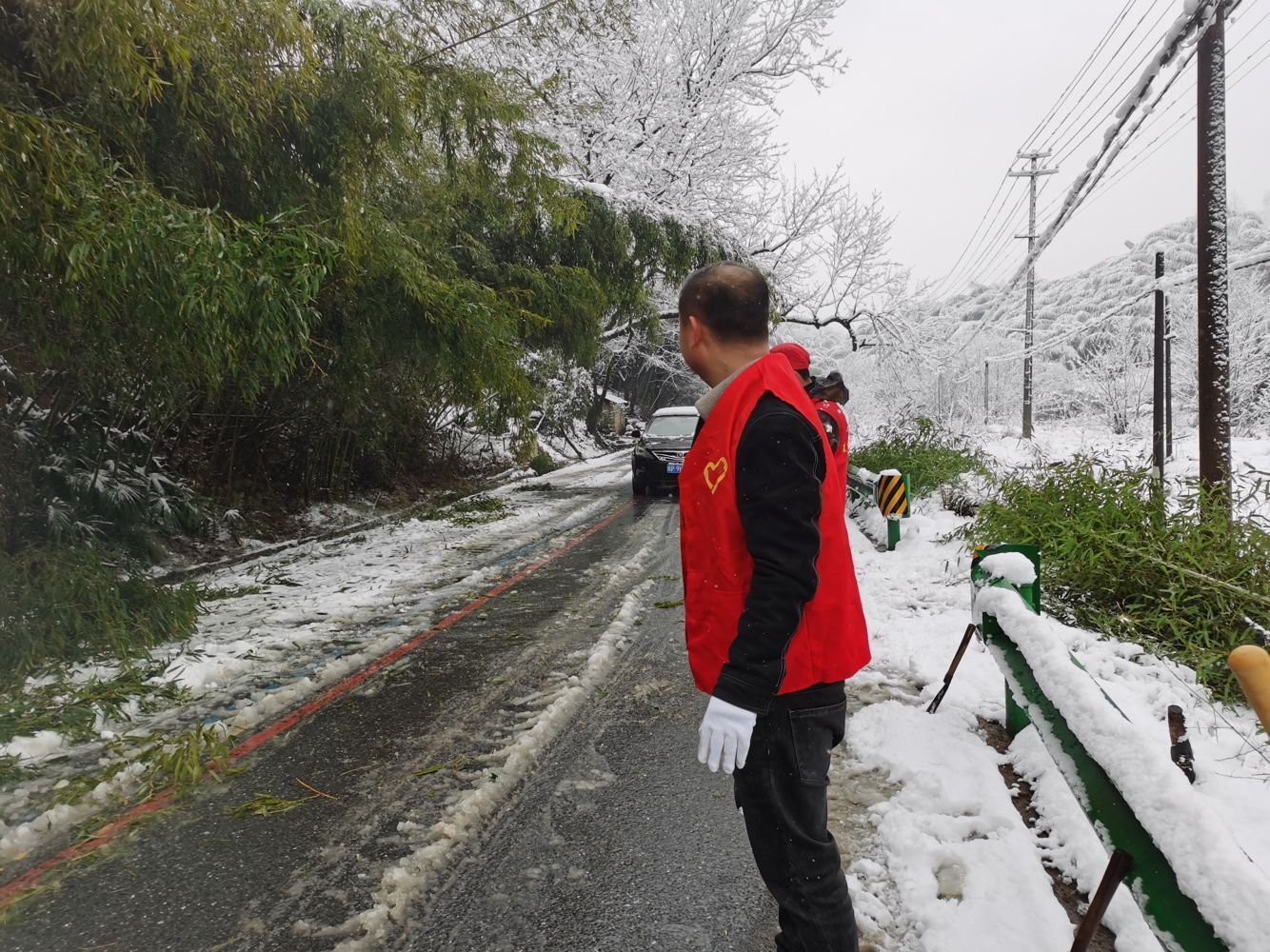 新春走基层｜郎溪：积雪压弯毛竹影响交通村民志愿者清路障(图3)