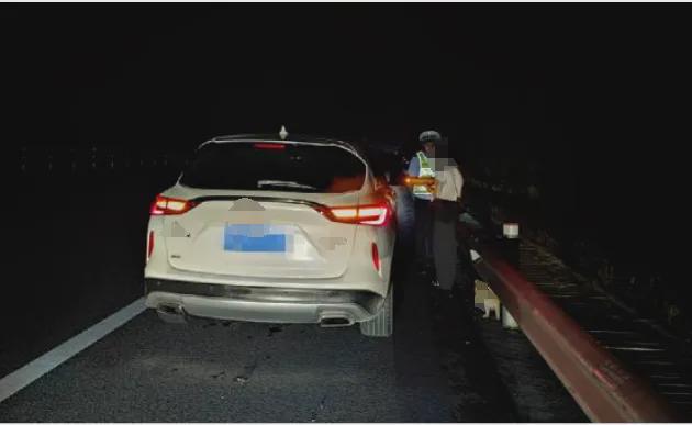 摆了警示牌还被罚？女子：因为我怕黑