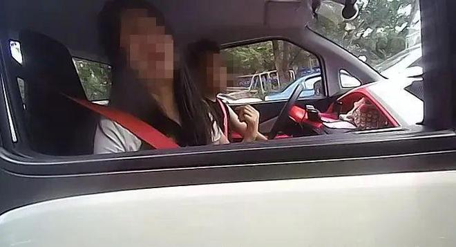 怎么回事？柳州：一女子被拉上车还被扔手机看到民警大声呼救！(图3)