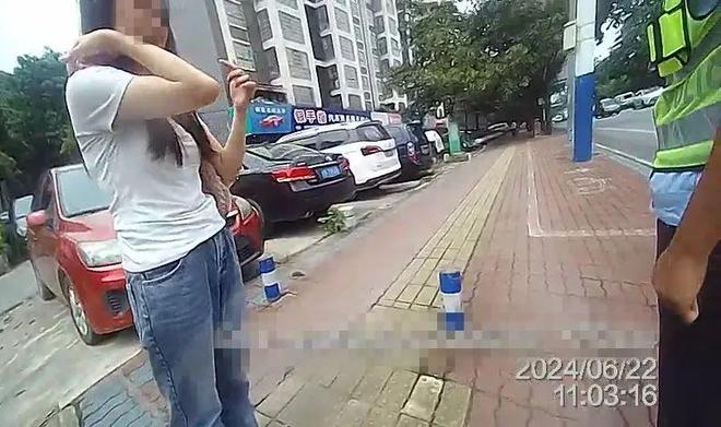 怎么回事？柳州：一女子被拉上车还被扔手机看到民警大声呼救！(图4)