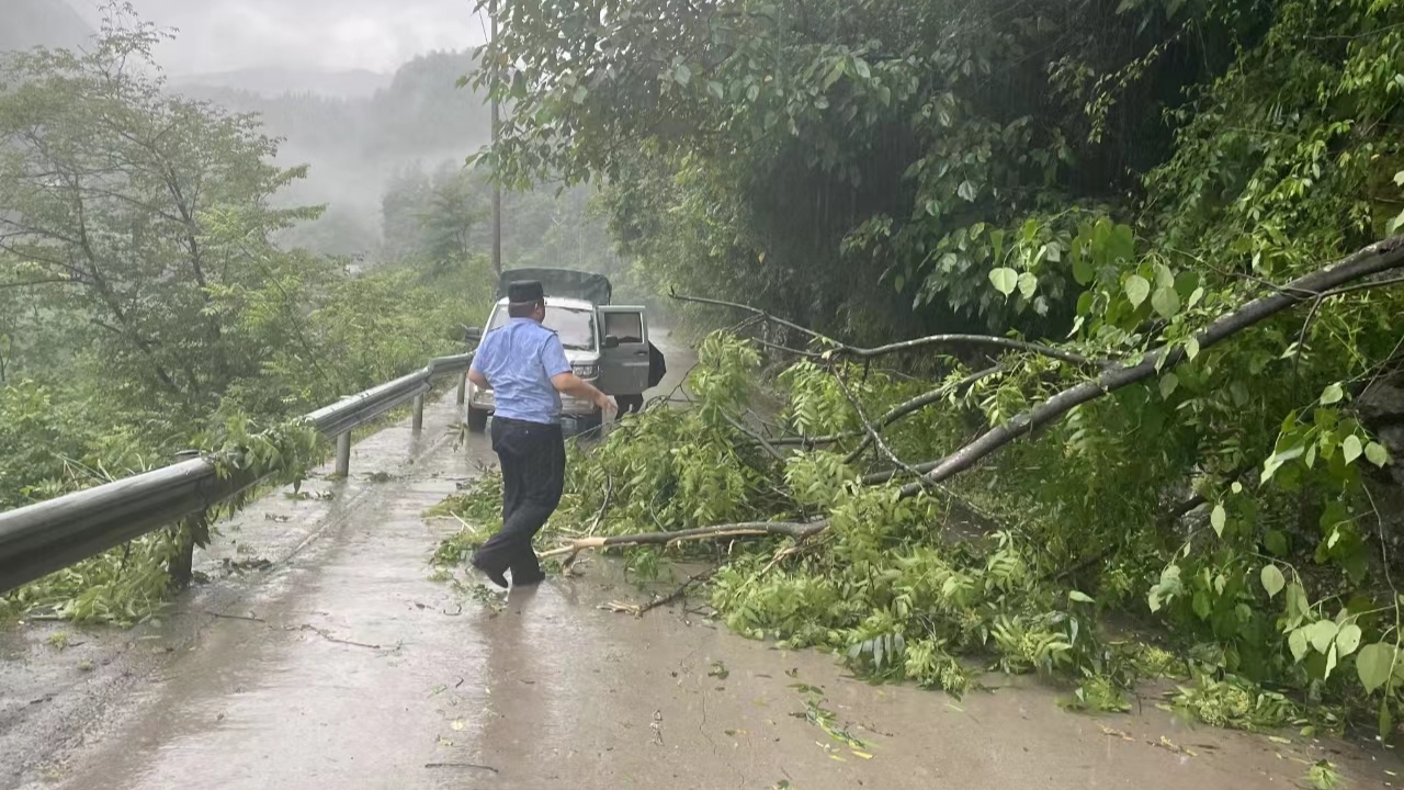 湖北多地大到暴雨各地公安全力战“汛”(图3)