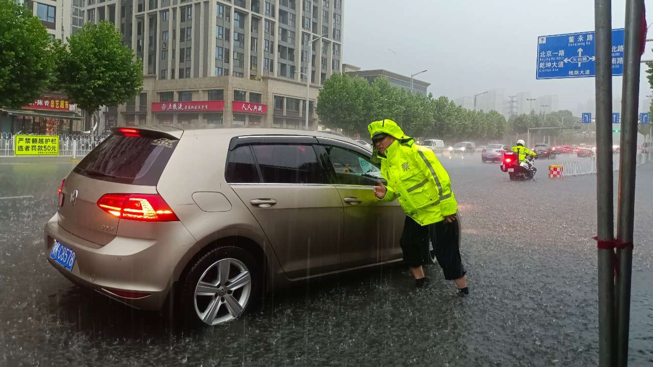 湖北多地大到暴雨各地公安全力战“汛”(图2)
