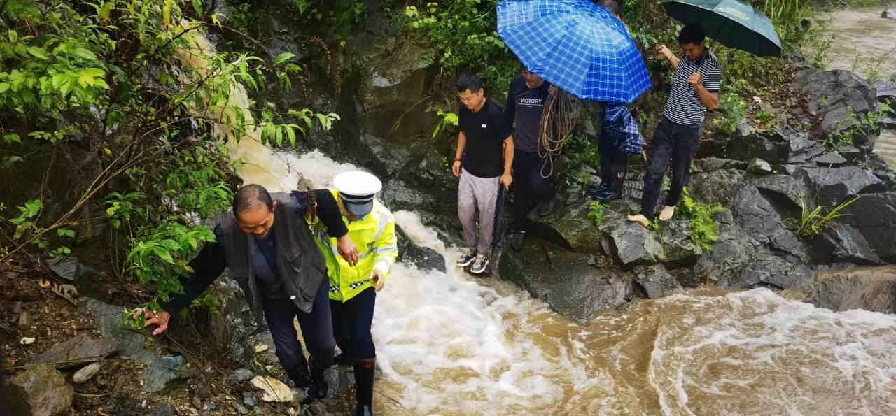 湖北多地大到暴雨各地公安全力战“汛”(图1)