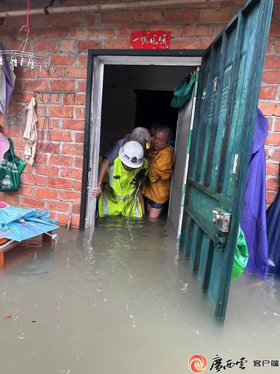 广西公安抗汛抢险“硬核”守护(图2)