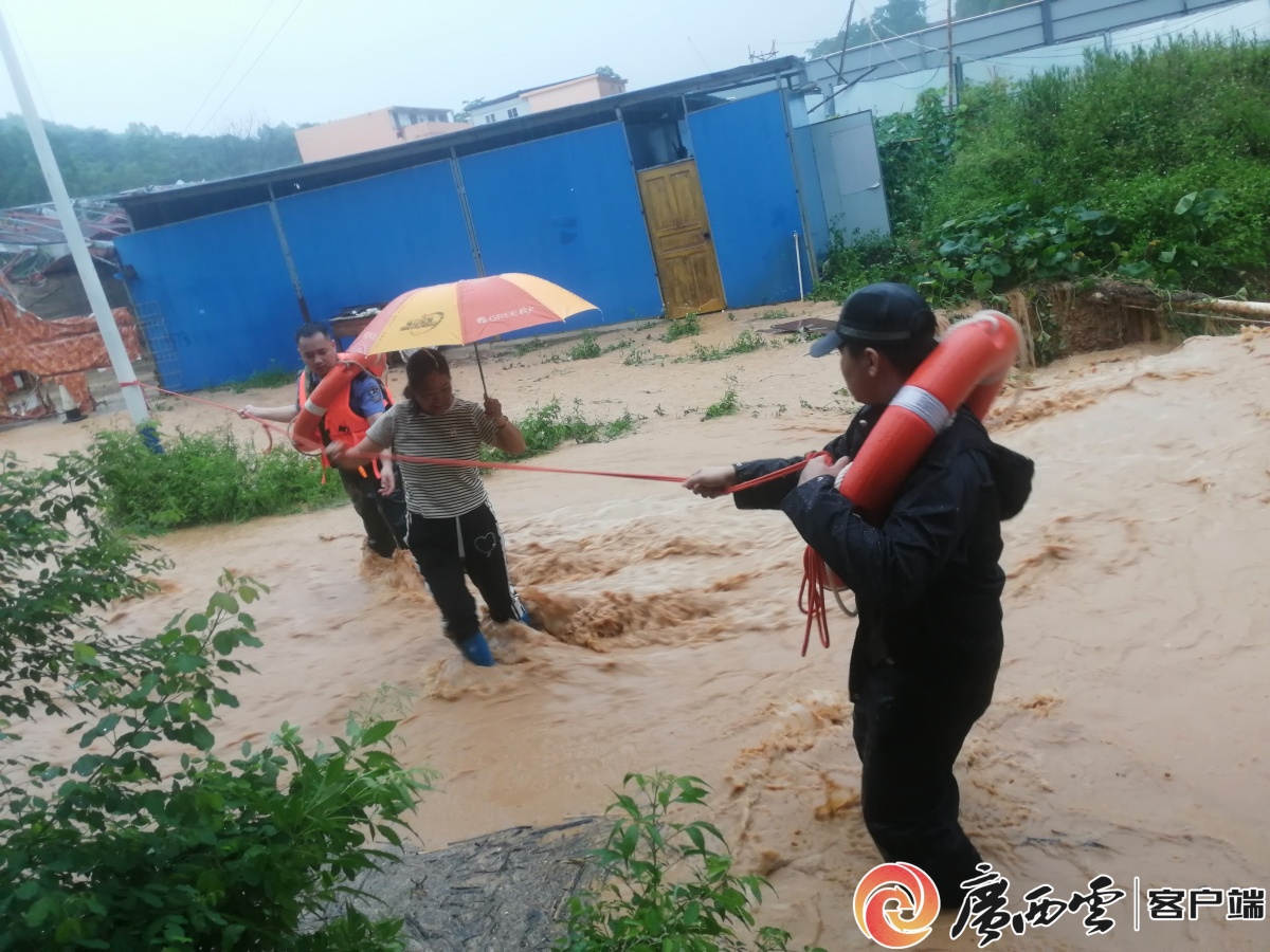 广西公安抗汛抢险“硬核”守护(图3)