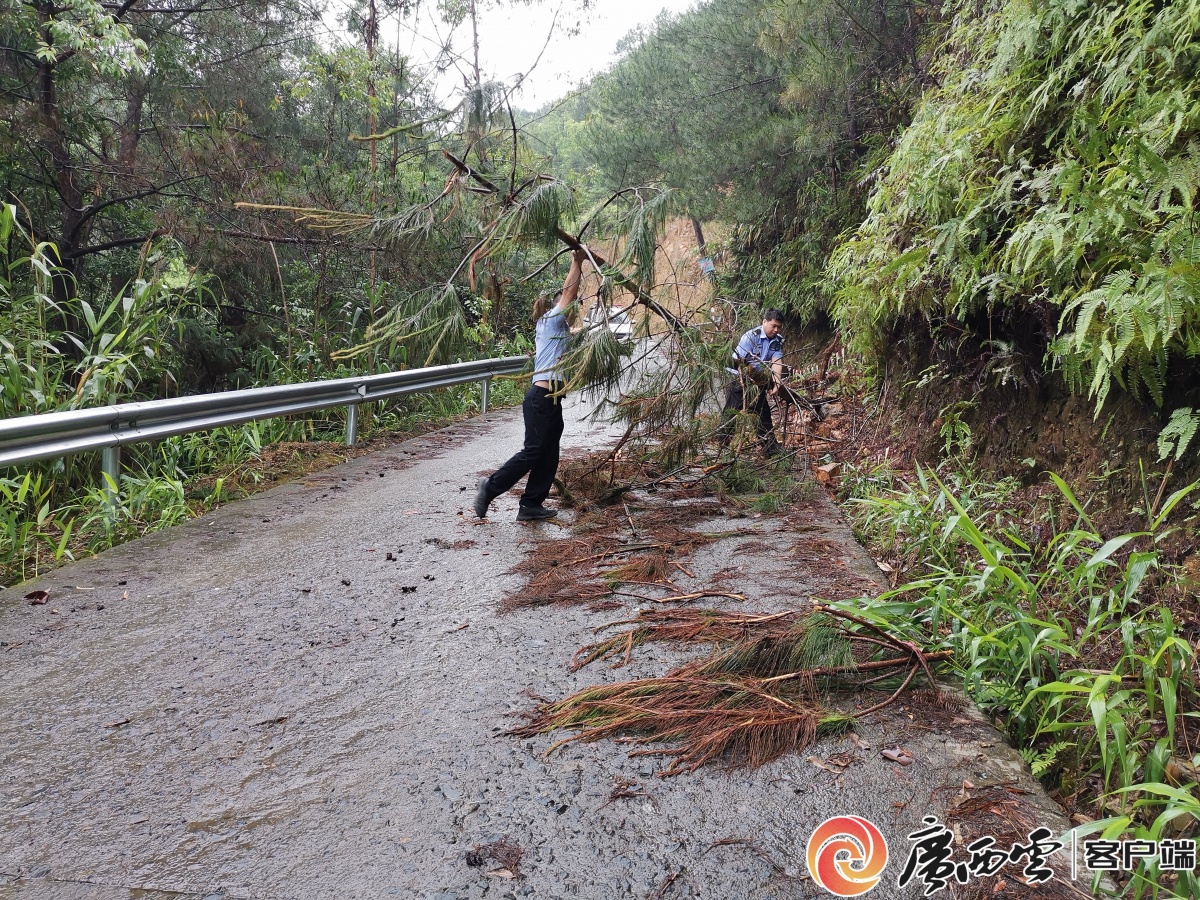 广西公安抗汛抢险“硬核”守护(图4)