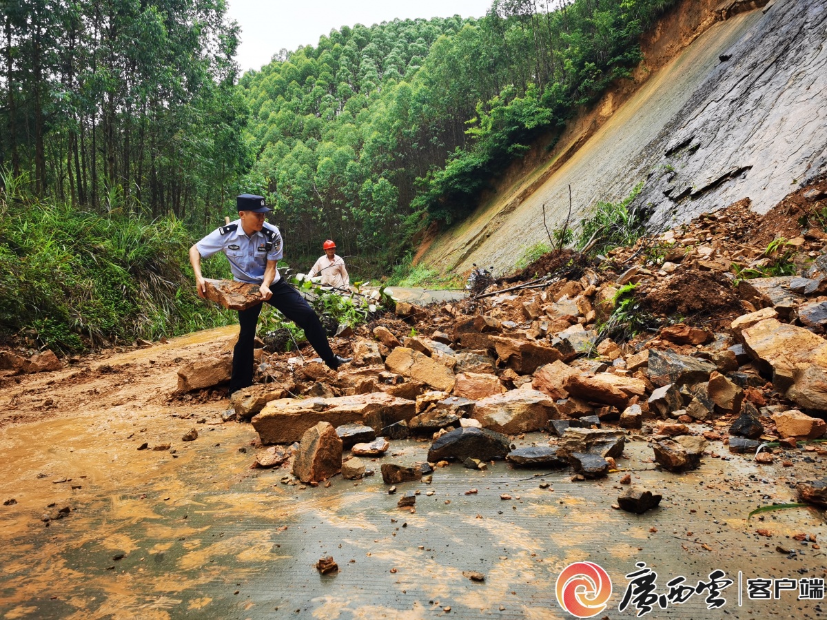 广西公安抗汛抢险“硬核”守护(图5)