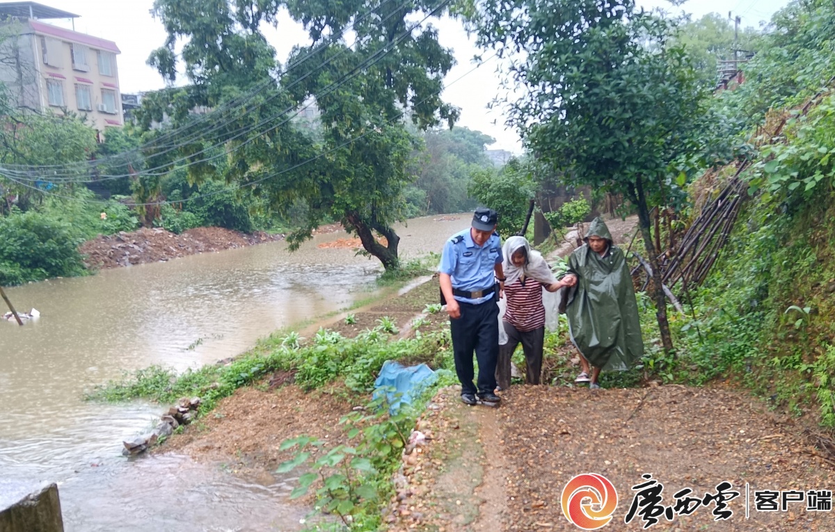 广西公安抗汛抢险“硬核”守护(图6)