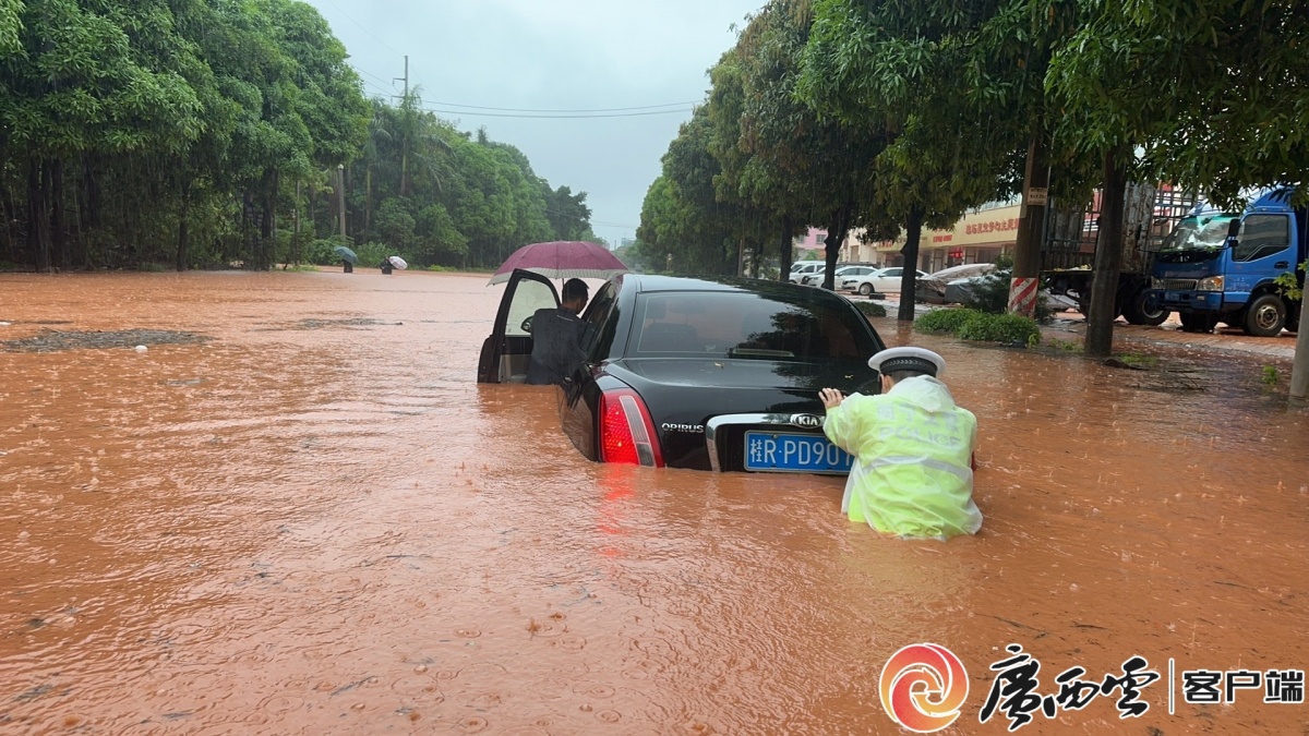 广西公安抗汛抢险“硬核”守护