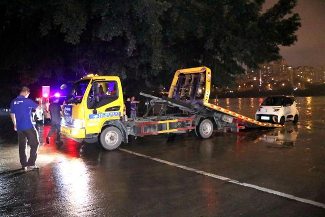 暴雨来袭关键时刻有“小黄人”！(图2)