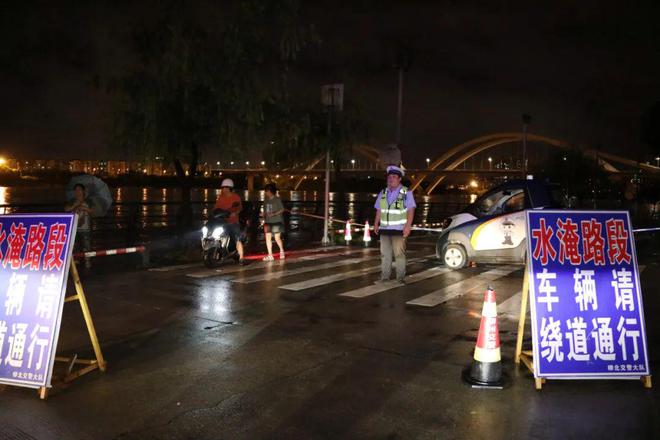 暴雨来袭关键时刻有“小黄人”！