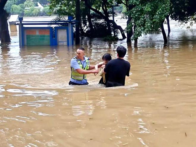 暴雨来袭关键时刻有“小黄人”！(图3)