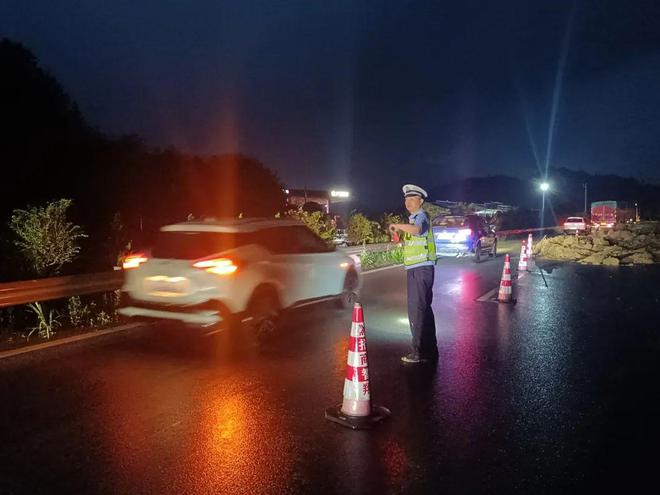 暴雨来袭关键时刻有“小黄人”！(图7)