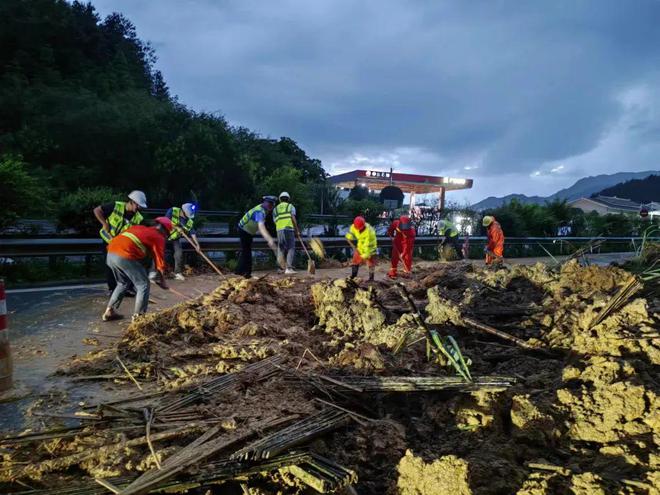 暴雨来袭关键时刻有“小黄人”！(图6)