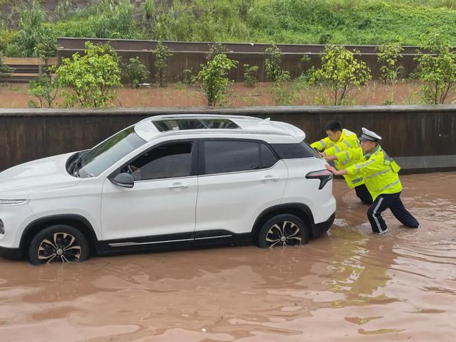 暴雨来袭关键时刻有“小黄人”！(图9)