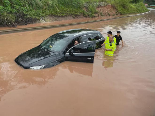 暴雨来袭关键时刻有“小黄人”！(图8)