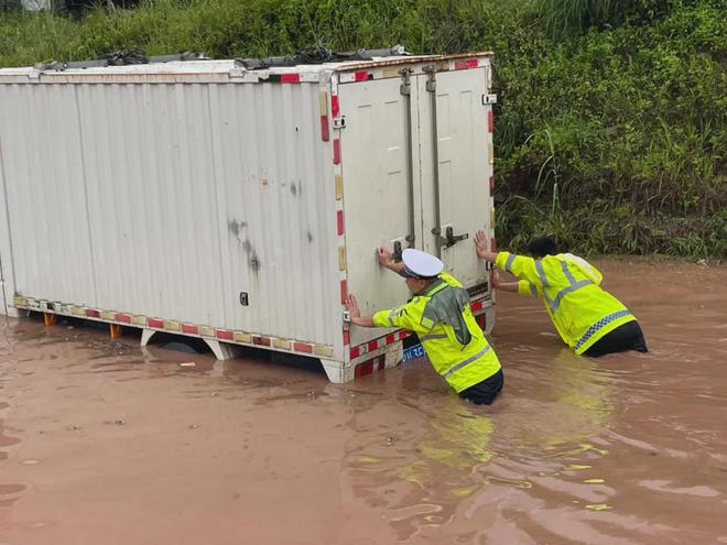 暴雨来袭关键时刻有“小黄人”！(图10)