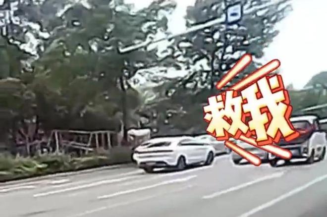 “救我！”“他绑架我！”一小车内传来女子