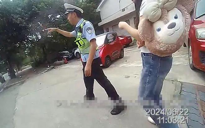 “救我！”“他绑架我！”一小车内传来女子呼救声……(图2)