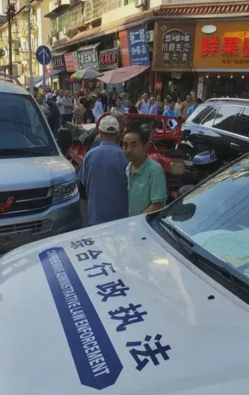 闹大！城管执法车停道路中央致交通瘫痪当地回复：去执法了！(图5)