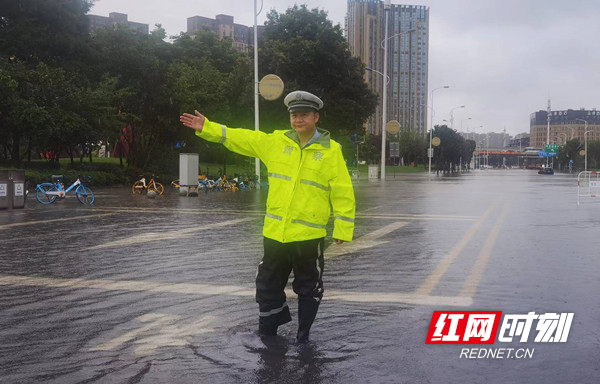 雨中“警”色扮亮党旗红——长沙交警支队设