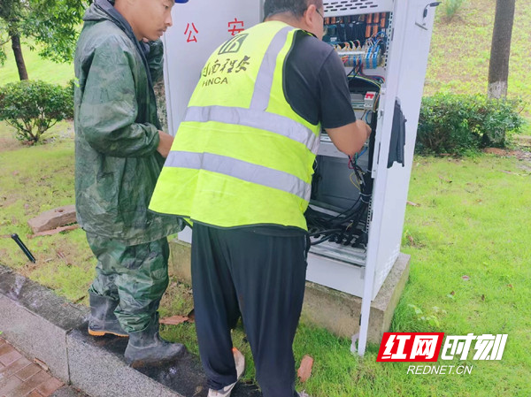 雨中“警”色扮亮党旗红——长沙交警支队设施大队全力以赴守护百姓平安(图2)