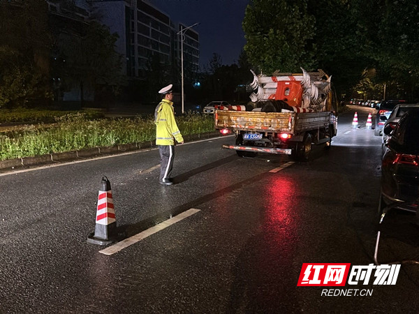 雨中“警”色扮亮党旗红——长沙交警支队设施大队全力以赴守护百姓平安(图3)