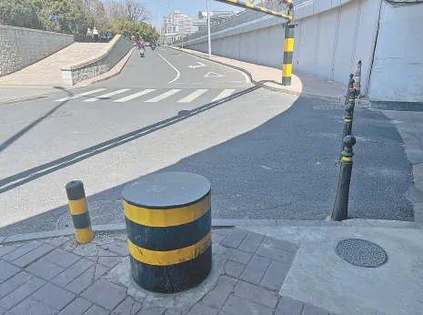 200米摆了57个大石球！别让五花八门的阻车桩阻碍了通行！(图2)