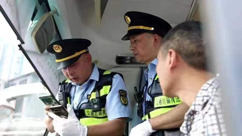 重庆交通执法总队开展客运市场整治行动守护