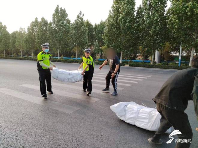 聊城：交警及时清除路面障碍物消除隐患保畅