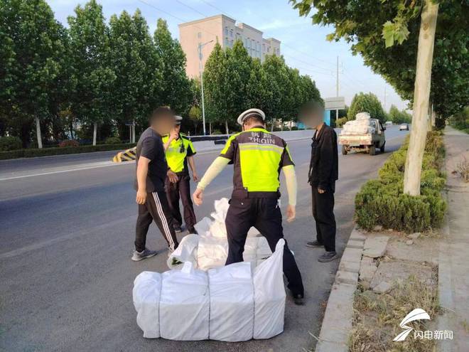 聊城：交警及时清除路面障碍物消除隐患保畅通(图2)