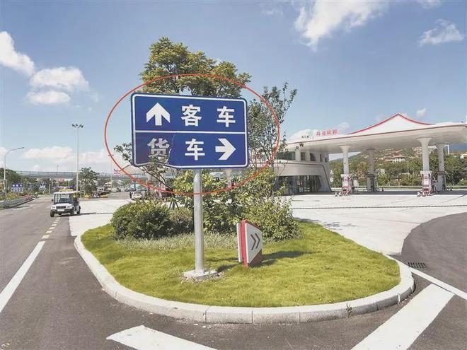 事发泉港驿坂高速路段！车开着两轮胎飞了！接下来一幕惊心动魄……(图2)