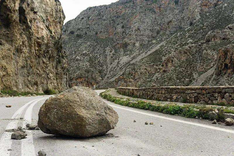 遭遇山体落石应如何自救？记住这些要点(图7)